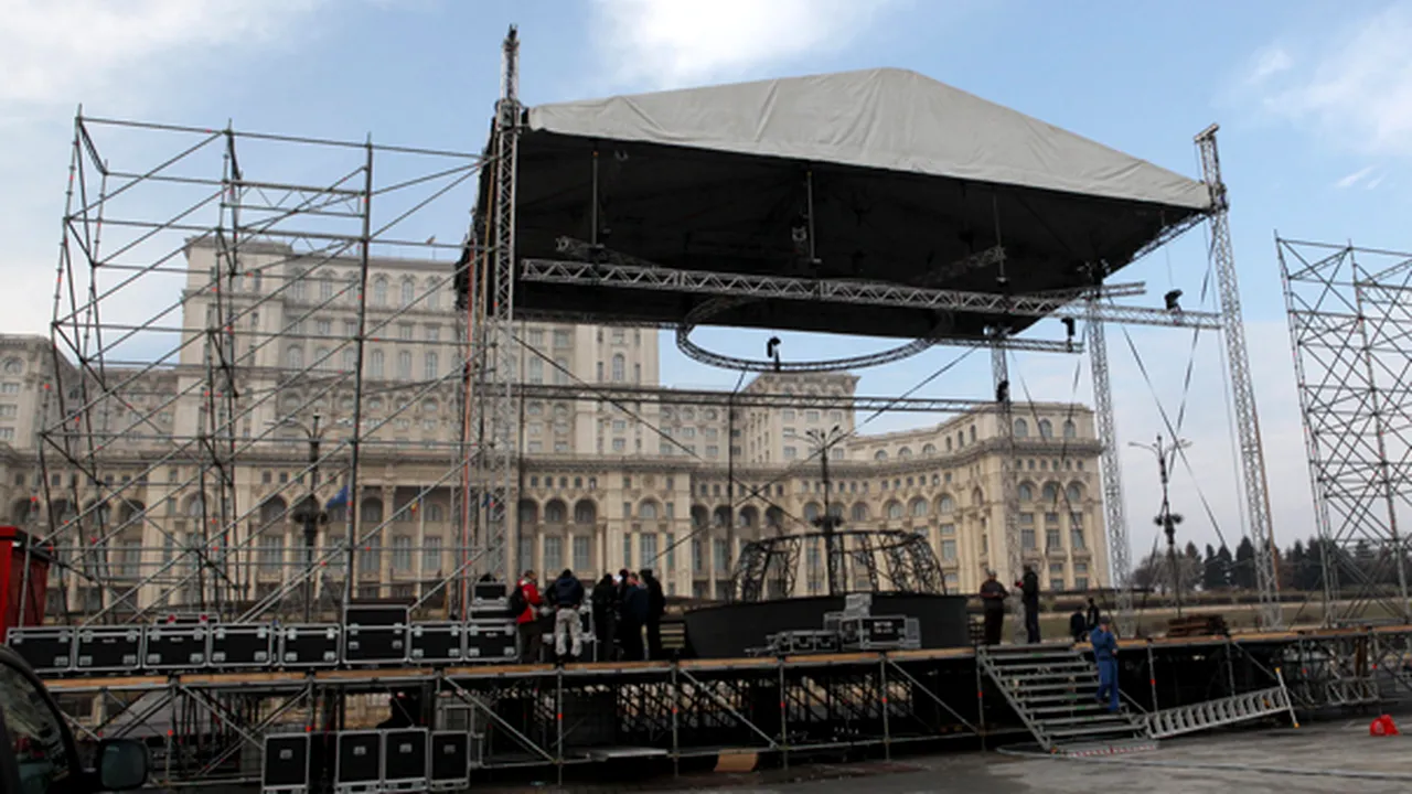 REVELION ÎN PIAŢA CONSTITUŢIEI: 130 artişti pe o scenă de 280 mp şi 20 tone de materiale pirotehnice. Cum decurg pregătirile - FOTO