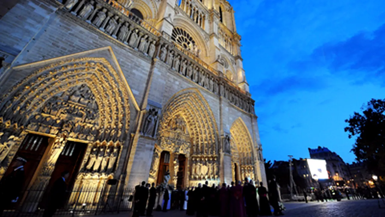 Familia Obama a vizitat Notre-Dame şi a cinat într-un restaurant parizian