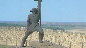 Ministru ucrainean: Monumentele sovietice din Ucraina ar trebui duse la Cernobîl