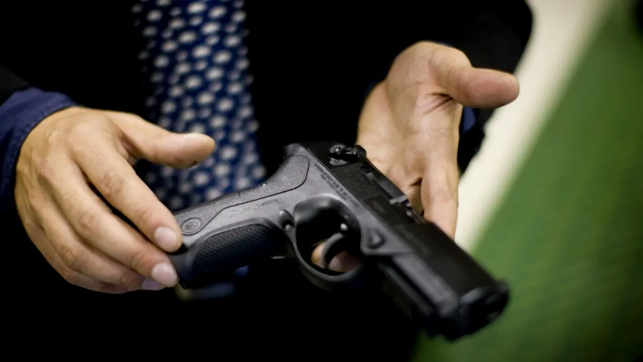 Polițiștii din Neamț, așteptați cu toporul la ușă de petrecăreți. Unul dintre agenți a tras cu pistolul din dotare