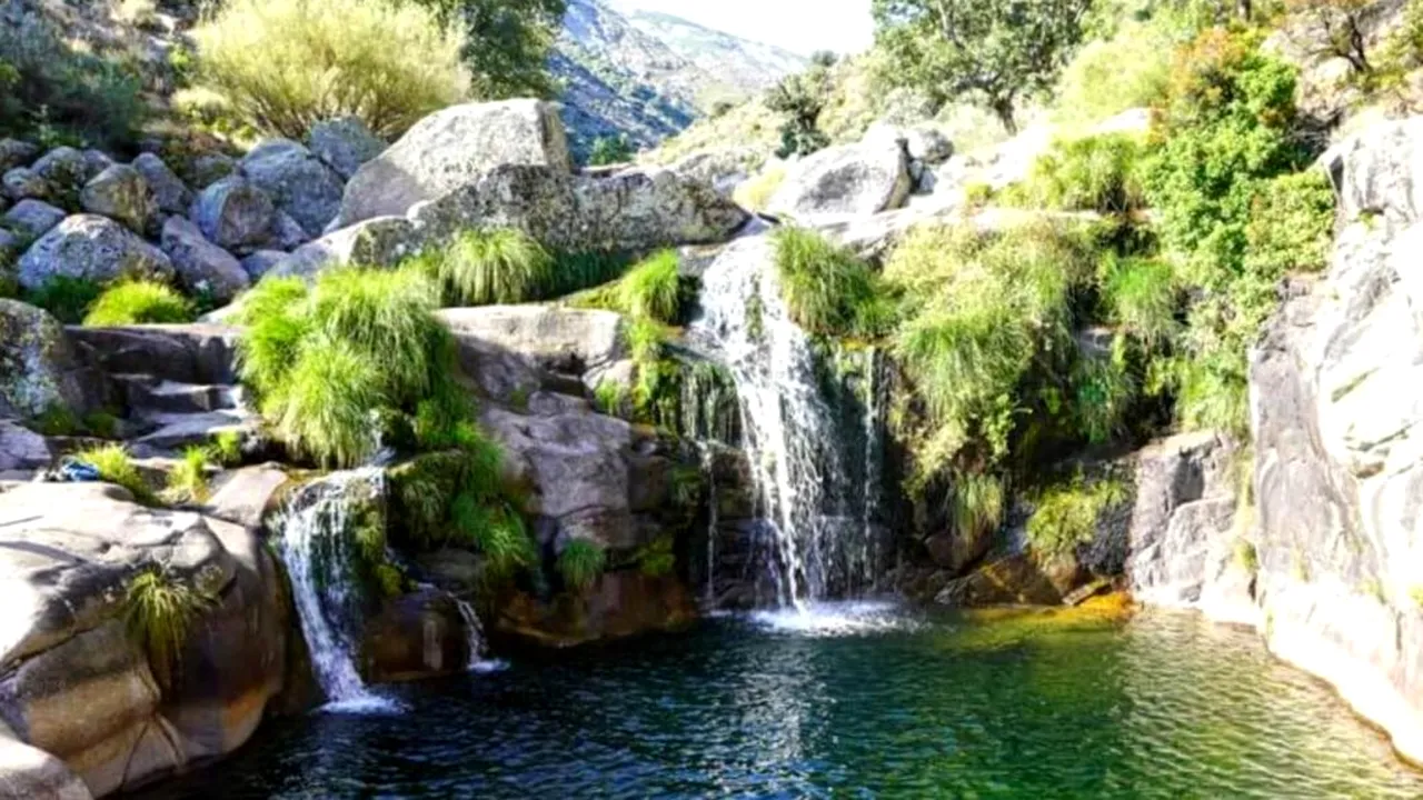În Islanda? Nu, în Spania: piscina naturală ascunsă în munți, cu o cascadă spectaculoasă