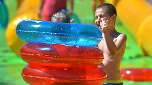 VIDEO După izolare, ieşirile la piscină sunt pentru Andrei o experienţă inegalabilă