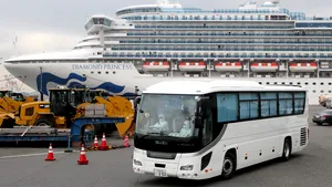 Pasagerii de pe vasul de croazieră Diamond Princess au început să debarce