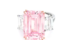 Un diamant roz, vândut la licitaţie pentru 23 de milioane de dolari