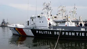 O ambarcaţiune cu şase persoane la bord a plutit în derivă la intrarea în Mamaia