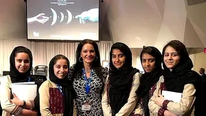 O femeie cu 11 copii din SUA a salvat 10 fete din Afganistan, membre ale echipei de robotică