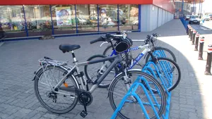 Rasteluri pentru biciclete, puse de primărie în apropierea instituţiilor publice 