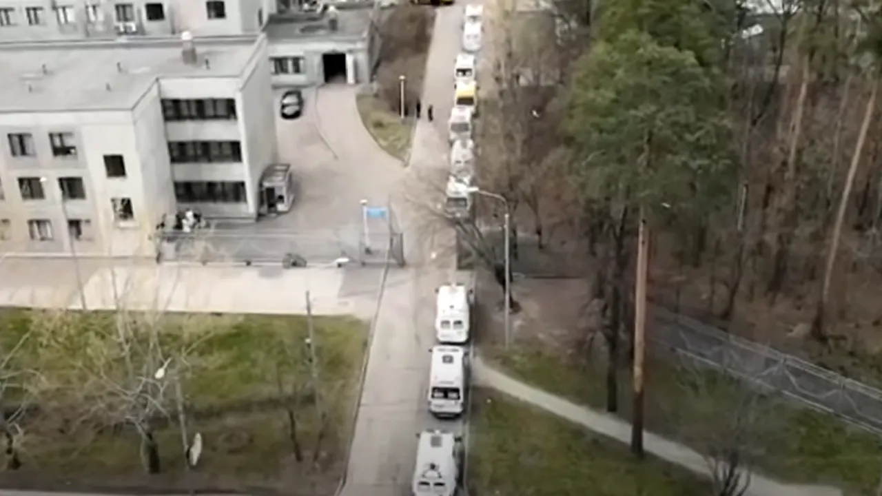 VIDEO: Zeci de ambulanţe au format cozi la spitale în ziua cu cele mai multe teste pozitive. Rusia a trecut de pragul de 15.000 bolnavi