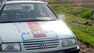 Un tânăr fără permis a încercat să scape de poliţişti sărind din maşina în mers