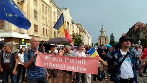 Protest în Timişoara faţă de decizia CCR de revocare a şefei DNA. “Punctul 8 de la Timişoara: Fără comunişti, fără penali”