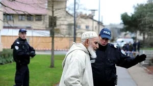 Un primar din partidul lui Sarkozy vrea să interzică cultul musulman în Franţa