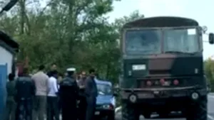 Un bărbat a murit prins sub roţile unui camion militar - VIDEO