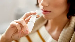 Spray-urile nazale pentru bronzare, noua modă periculoasă promovată de influenceri