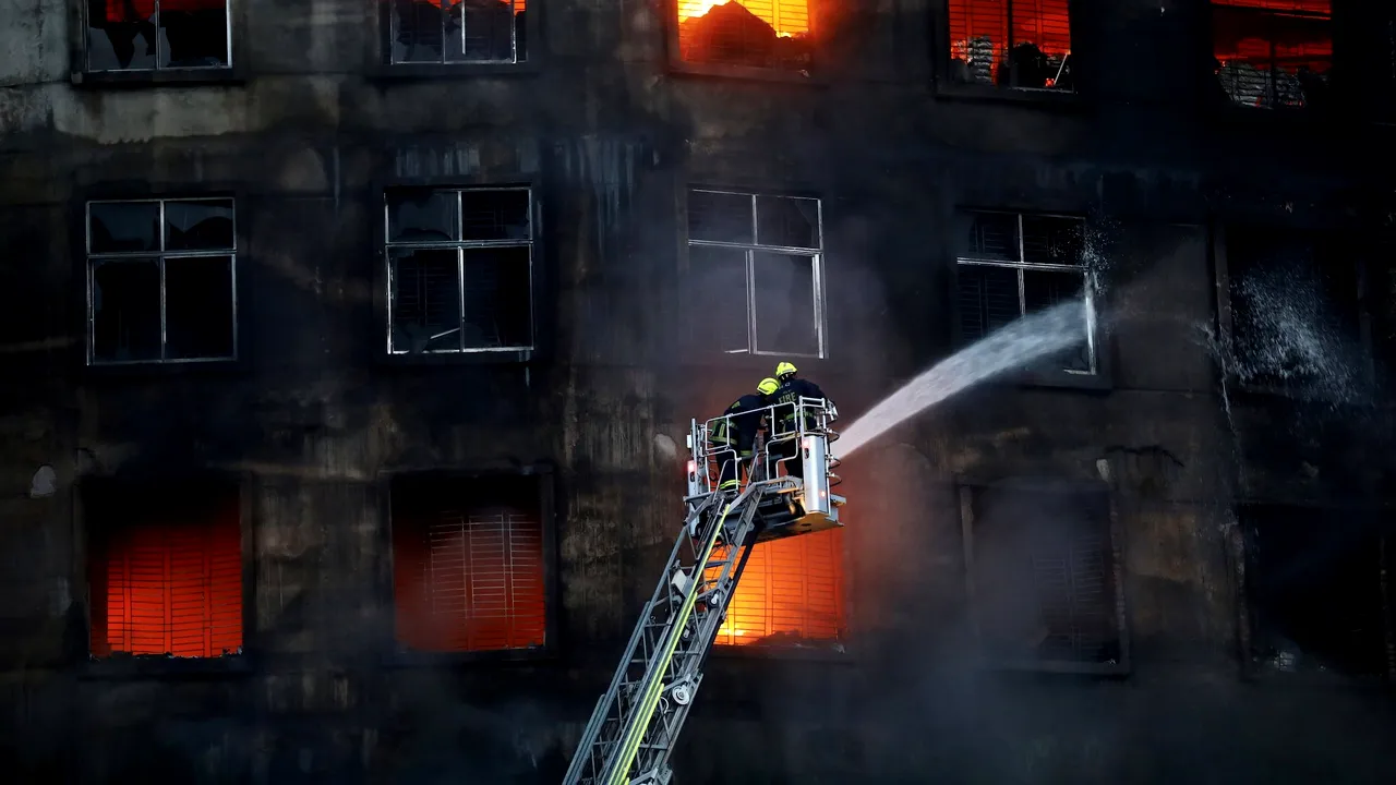 Zeci de morţi, în urma unui incendiu produs într-o fabrică din Bangladesh