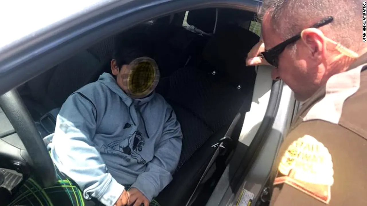 Copil de 5 ani a furat 3$ şi SUV-ul părinţilor pentru a merge să-şi cumpere un Lamborghini. VIDEO: Momentul în care a fost oprit de poliţişti pe autostradă