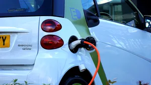Mai mult de jumătate dintre maşinile noi vândute în China sunt electrice sau hibride