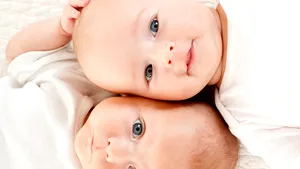 Comisia de muncă a Camerei Deputaţilor: Plafonarea indemnizaţiei de creştere a copilului, eliminată