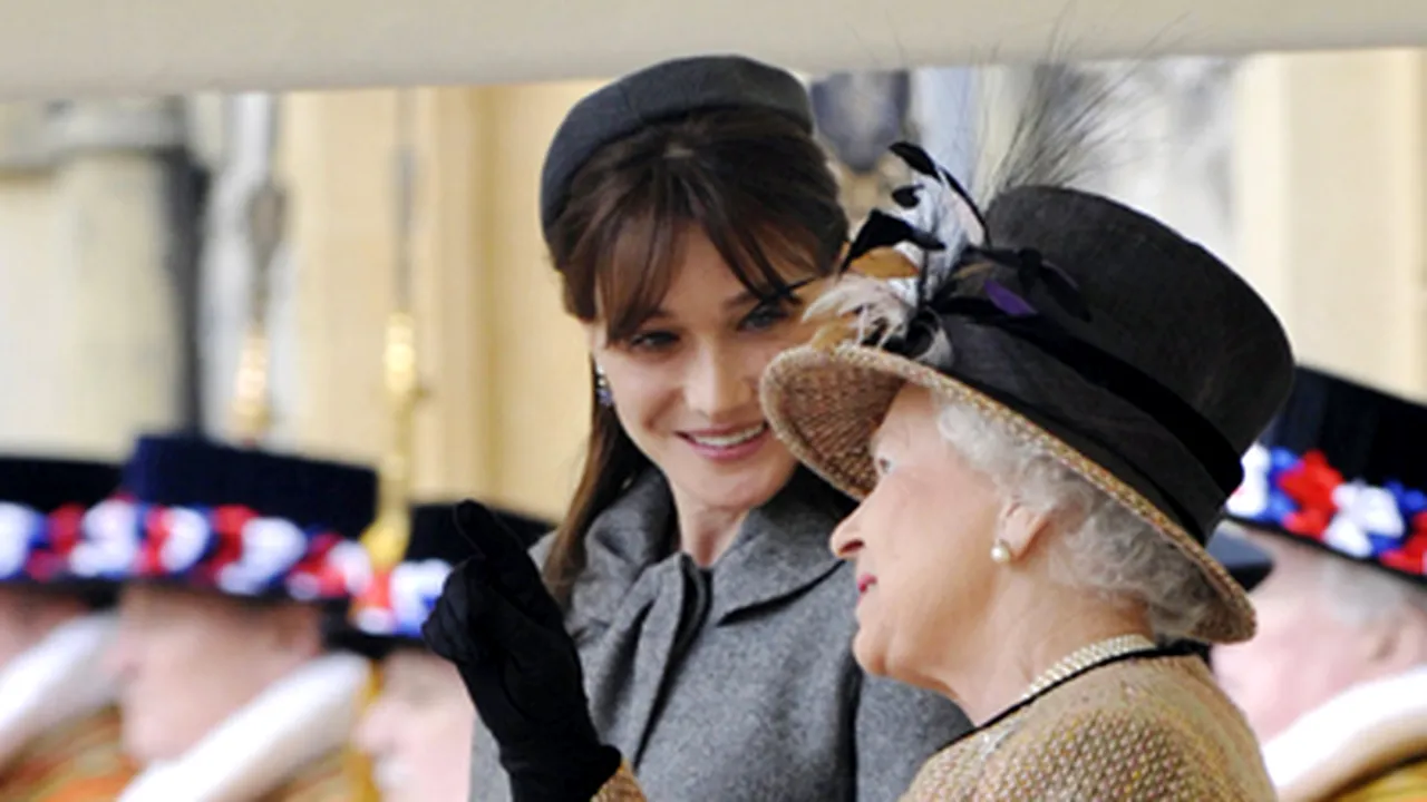 Carla Bruni a surclasat-o pe regina Elizabeth a II-a la un concurs de pălării