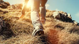 Drumeţie cu peripeţii. Tânăr salvat, după ce un bolovan desprins dintr-un versant l-a lovit în cap