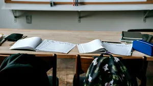 Numărul total de studenți din Grecia, redus la jumătate