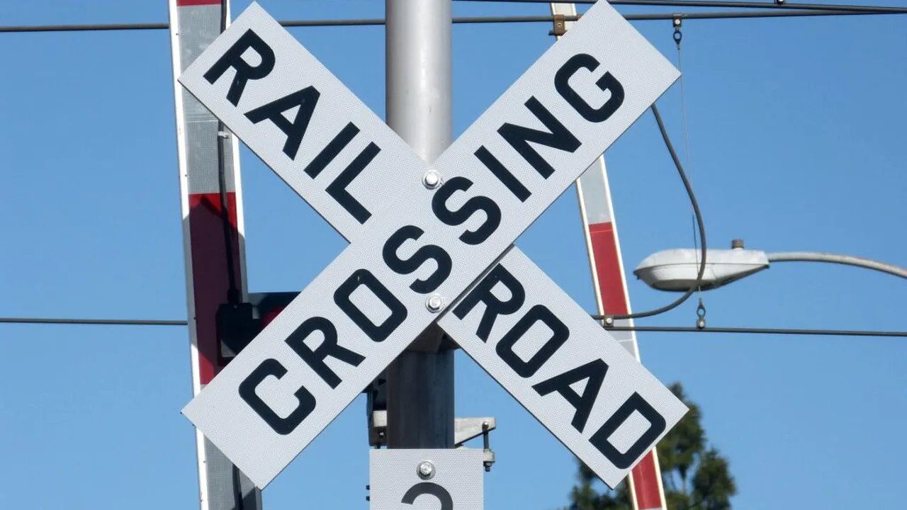 Anchetă după ce o mașină autonomă a rupt o barieră și a trecut prin fața unui tren