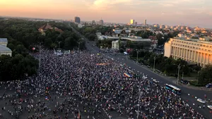 Protest fără incidente majore în Piaţa Victoriei, la un an de la evenimentele din 10 august: Protestatarii au fost lângă gardul Guvernului/ Pozele Alexandrei şi Luizei, însoţite de mesajul Alo, 112? /Organizatorii, huiduiţi pentru muzică pe scenă/ Maşină verificată, cuţite găsite/ Scandal, la prânz, între protestatarii #rezist