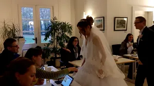 Momente speciale de alegeri: Doi români au plecat direct de la nuntă la secţia de votare, în Germania - FOTO