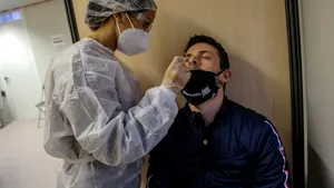 Franţa oferă cetăţenie imigranţilor care lucrează în prima linie de apărare împotriva coronavirusului. Peste 700 de oameni beneficiază de pe urma programului