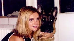 Detalii şocante din casa Cristinei Ţopescu. Surse apropiate anchetei au declarat că mai mulţi câini au fost găsiţi, doi dintre ei fiind morţi