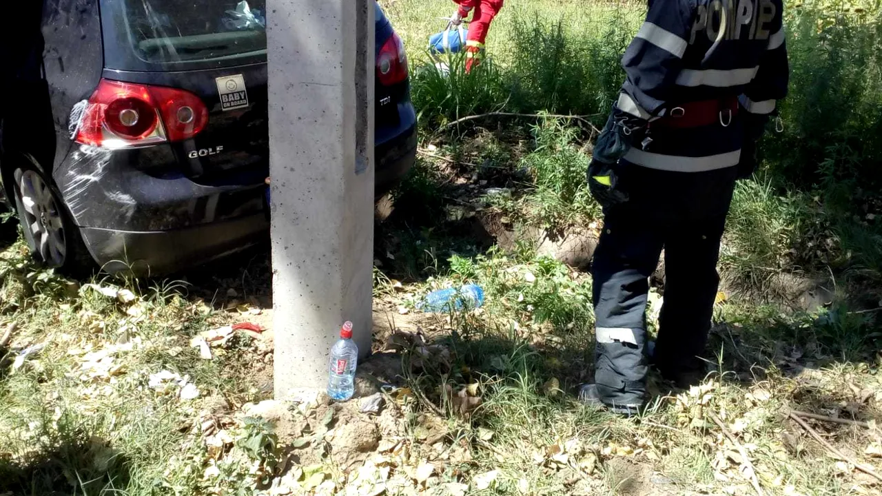Cinci persoane, dintre care doi copii, au fost rănite după ce maşina lor a intrat într-un cap de pod | FOTO