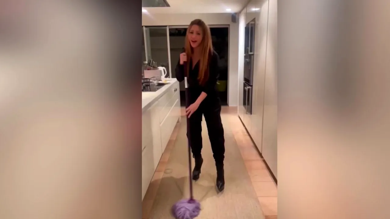Shakira face curat în casa în care Piqué a adus-o pe Clara şi cântă „I could kill my ex”
