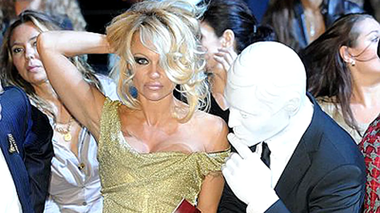 Pamela Anderson, imaginea unei colecţii Vivienne Westwood (Galerie Foto)
