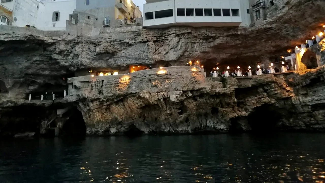 Perla Adriaticii: Orașul construit pe stânci, faimos pentru focaccia și fructele de mare crude, ideal de vizitat toamna