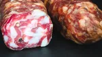 Alertă pentru consumatori. Un mezel vândut într-o mare rețea de magazine este retras din cauza Listeria