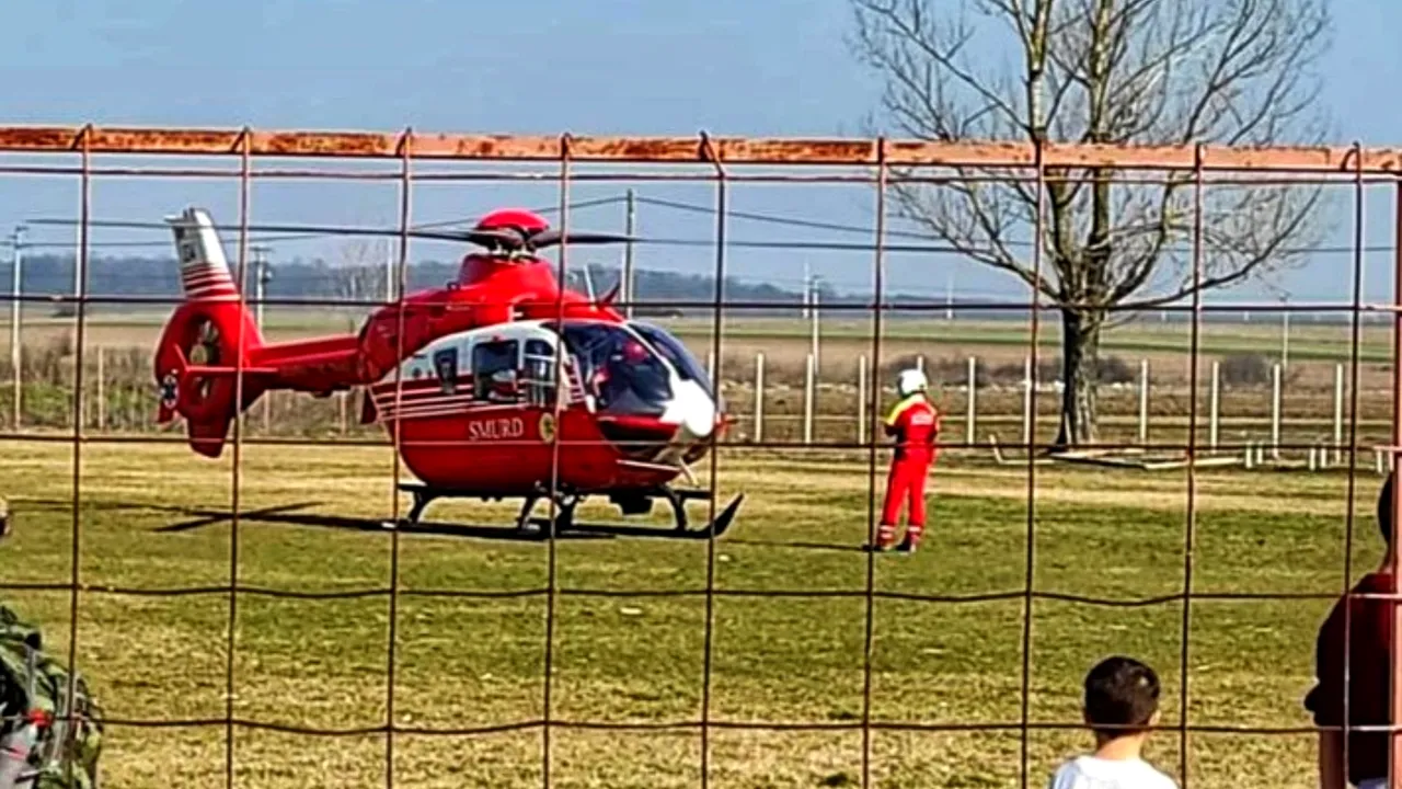 Un elicopter SMURD a întrerupt un meci de fotbal: a preluat un rănit într-un accident
