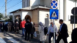 FOTO: Controale la Galaţi, unde o slujbă de sfinţire a adunat zeci de oameni în faţa bisericii