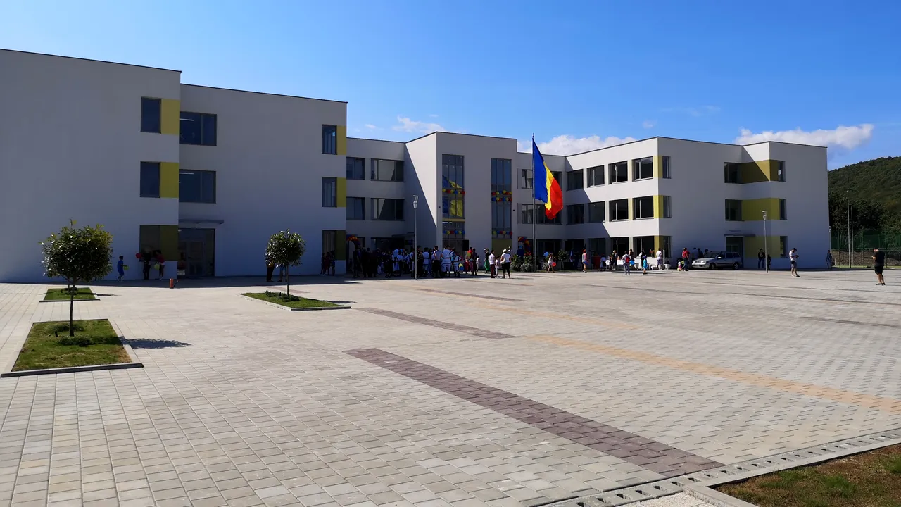 Prima şcoală construită de la zero după 1990 din judeţul Cluj, inaugurată în cea mai mare comună din România | GALERIE FOTO