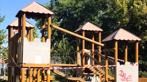 ACCIDENT la locul de joacă. O fetiţă a suferit leziuni severe după ce o bârnă s-a desprins şi a căzut peste ea. Poliţia face verificări