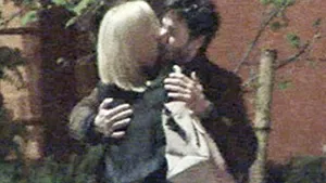 Charlize Theron şi Keanu Reeves, fotografiaţi în timp ce se sărutau pe stradă - VIDEO