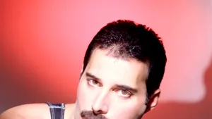 Opt ținute legendare ale lui Freddie Mercury, reunite într-o expoziție specială la Londra