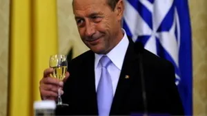 Băsescu: Anul ce se apropie să îl începem cu speranţă, anul încheiat să ni-l amintim cu înţelepciune
