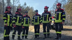 Pompierii români continuă lupta cu incendiile din Serbia: Intervenții pe timpul nopții și linie de furtun de 1.000 de metri