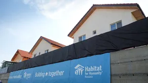 CEO Build: Lideri din mediul de afaceri şi ONG-uri construiesc case pentru familii defavorizate
