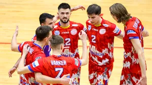 Meci cu trofeul pe masă în finala Diviziei A1 la volei masculin. Arcada, aproape de al șaselea său titlu național din istorie