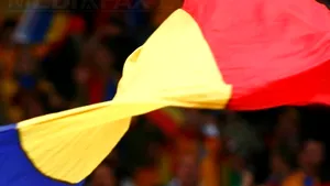Un român s-a întors după 35 de ani din America şi le-a dăruit consătenilor un steag de 18 metri, de 1 Decembrie: 