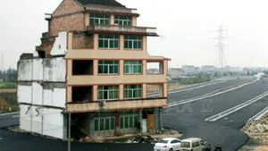 O autostradă a fost construită în jurul unui bloc de locuinţe, în China - FOTO