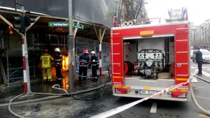 Incendiu la o ţeavă de gaze în Centrul Bucureştiului. Un pompier a fost rănit - FOTO, VIDEO