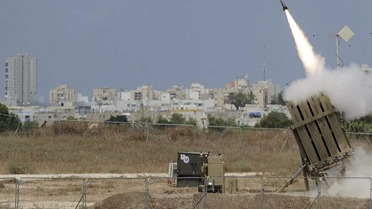 VIDEO | O locuinţă din Israel, lovită de o rachetă lansată din Fâşia Gaza / Alte proiectile au fost interceptate de sistemul antirachetă