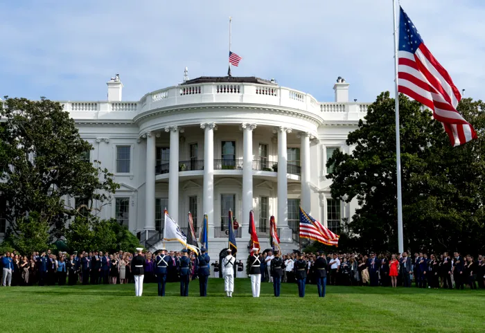 EXTERNE Cei doi membri ai Gărzii Naționale împușcați în apropierea Casei Albe, au murit