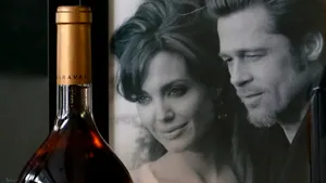 Vinul produs de Angelina Jolie şi Brad Pitt, pus în vânzare în Marea Britanie